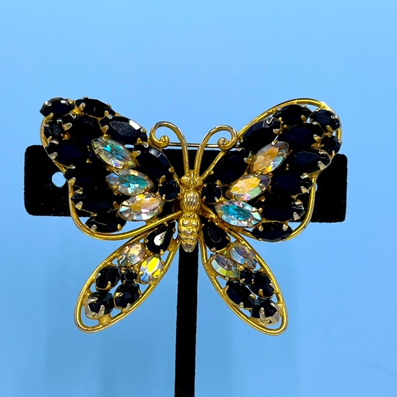 Napier Jewelry - HOST PICK💕Breathtaking Vintage Napier Signed Austrian Crystal Butterfly Brooch